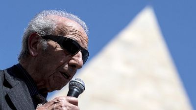 Una vita per ricerca tombe dei soldati angloamericani in Italia Una vita per ricerca tombe dei soldati angloamericani in Italia