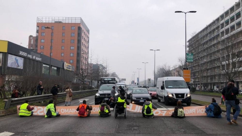 Attivisti Di Ultima Generazione Bloccano Il Traffico A Milano | Euronews