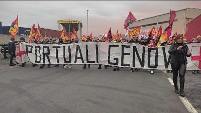 Arrivati da tutta Italia. 'Abbassare le armi, alzare i salari'