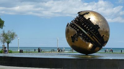A Pesaro, circondano l'auto ed evitano il peggio A Pesaro, circondano l'auto ed evitano il peggio