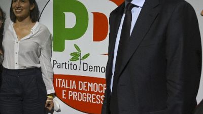 Lui le regala un melograno benaugurante Lui le regala un melograno benaugurante