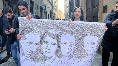 Raffigura i volti di Piero Calamandrei e dei fratelli Rosselli