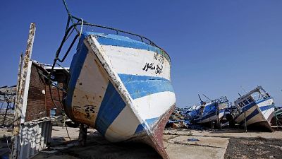 Migranti: al via rimozione barchini dei da Lampedusa