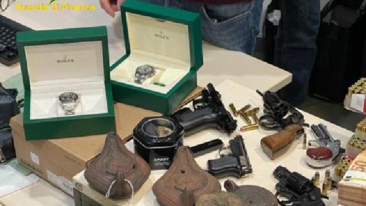 GdF Napoli cerca pistola ma trova anche soldi, orologi e anfore