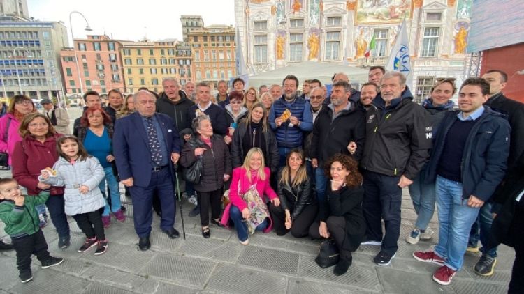 Ministro visita gazebo Lega al Porto Antico di Genova
