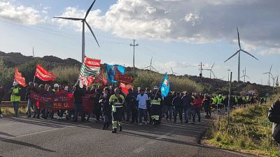 Corteo e blocco ai cancelli dei mezzi pesanti in sito Portoscuso Corteo e blocco ai cancelli dei mezzi pesanti in sito Portoscuso