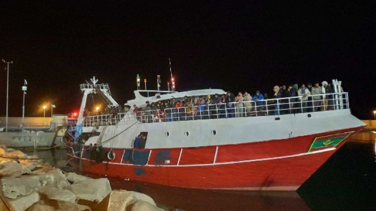 Tutti uomini a bordo di un peschereccio partito dalla Libia