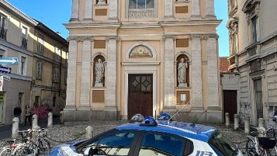 E' stato bloccato dagli agenti mentre cercava di spogliarsi E' stato bloccato dagli agenti mentre cercava di spogliarsi