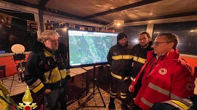 Il fronte è di 2 km, 12 ettari bruciati, in arrivo 2 Canadair