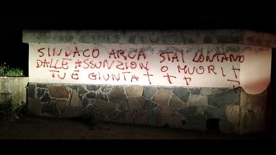 Scritte sul muro, indagano i carabinieri. Video al setaccio