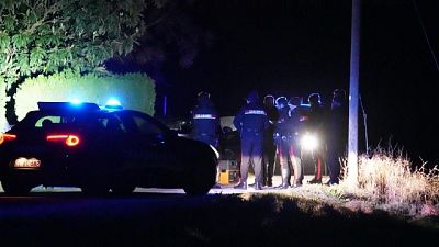Era in un campo vicino alla casa dove la donna viveva Era in un campo vicino alla casa dove la donna viveva
