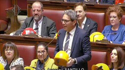 M5s con i caschetti in Aula, scintille con FdI