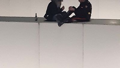 Si è seduto con lei sul ponte e l'ha aiutata a tornare indietro