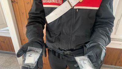 La cocaina era a portata di mano di due fratellini soli in casa