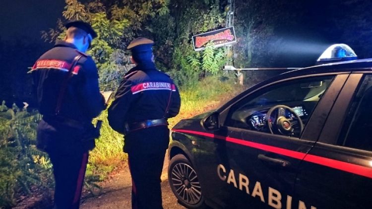 L'uomo trovato ferito per strada, indagano i carabinieri