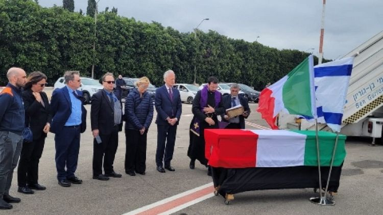 All'aeroporto i familiari insieme con Mattarella e Tajani