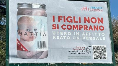 Bimbo in barattolo e scritta:'Utero in affitto reato universale'