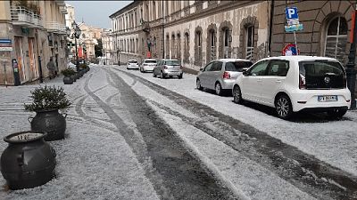 Bikers sorpresi dalla neve al Sassello, aerei dirottati a Genova Bikers sorpresi dalla neve al Sassello, aerei dirottati a Genova