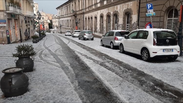 Bikers sorpresi dalla neve al Sassello, aerei dirottati a Genova