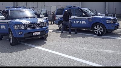 Polizia individua gli aggressori e vaglia singole responsabilità Polizia individua gli aggressori e vaglia singole responsabilità