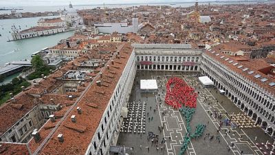 Riproposta antica tradizione, in piazza rosa umana gigante Riproposta antica tradizione, in piazza rosa umana gigante