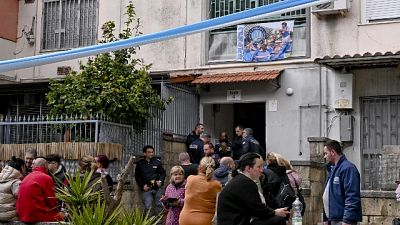 A Napoli, porta d'ingresso forzata: intervengono i carabinieri A Napoli, porta d'ingresso forzata: intervengono i carabinieri