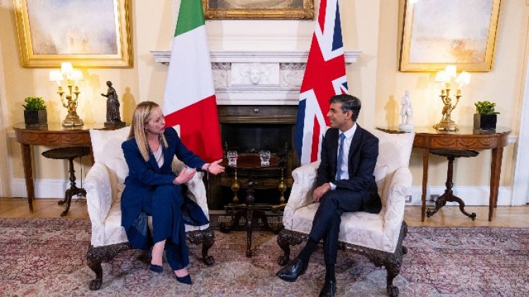 Il premier britannico, "capace di portare stabilità in Italia"