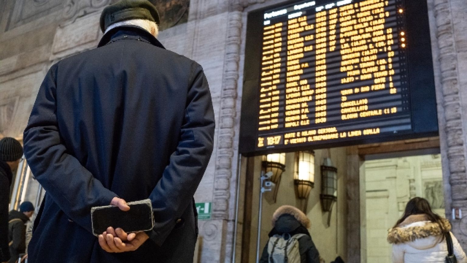 Aggredita in uno degli ascensori, stava per prendere un treno