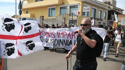 Attivisti in marcia sino alla base aerea di Decimomannu Attivisti in marcia sino alla base aerea di Decimomannu