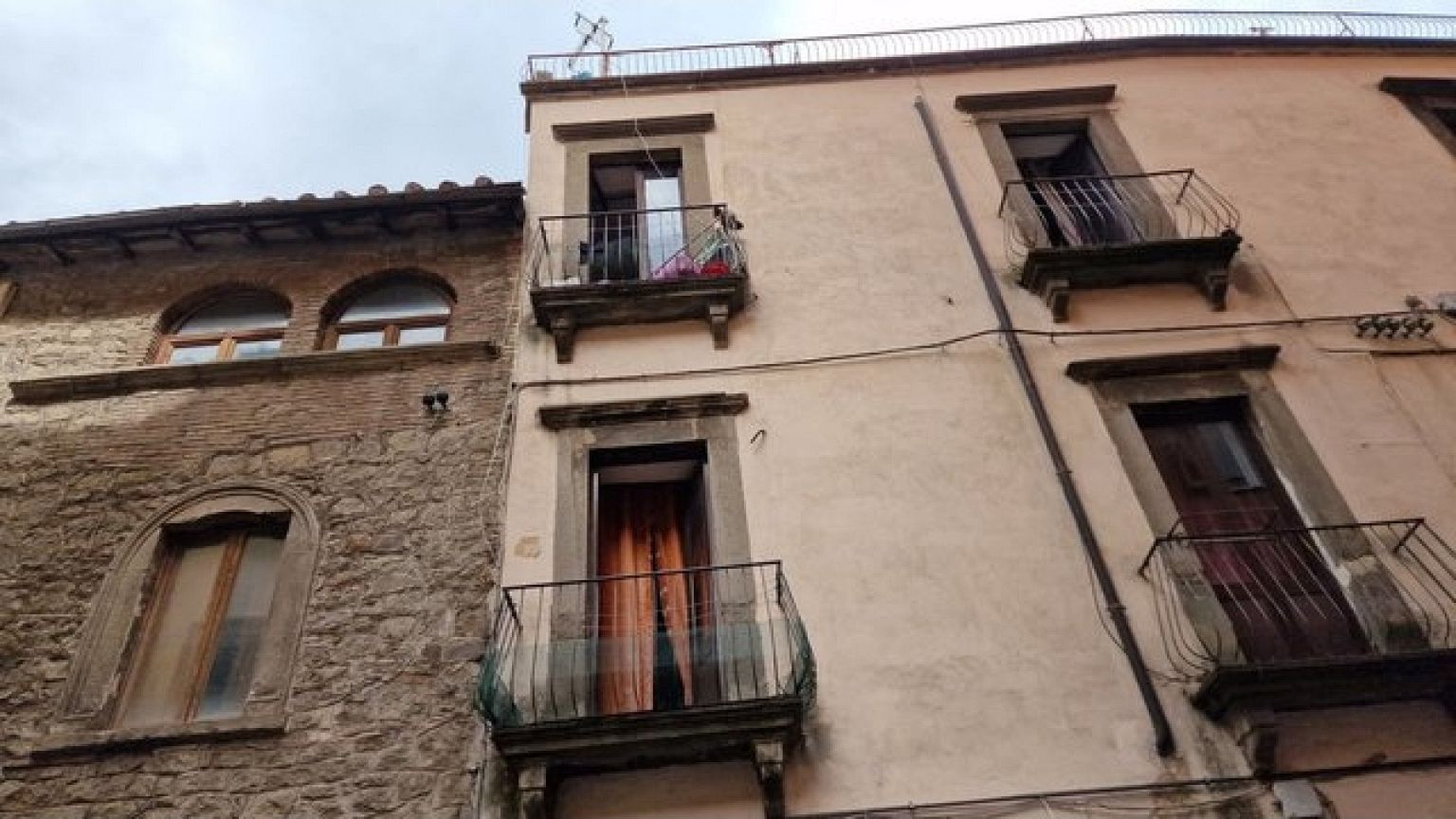 Visionati i filmati delle telecamere della zona