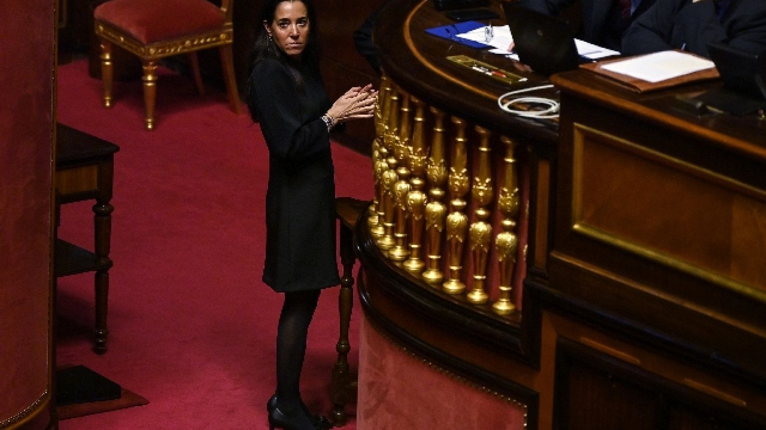 'Dimezza gli stipendi bassi'