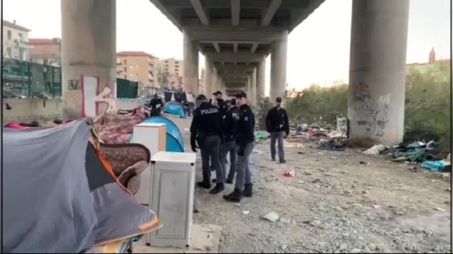 'Perchè il loro sistema di accoglienza è saturo, ma non si può'