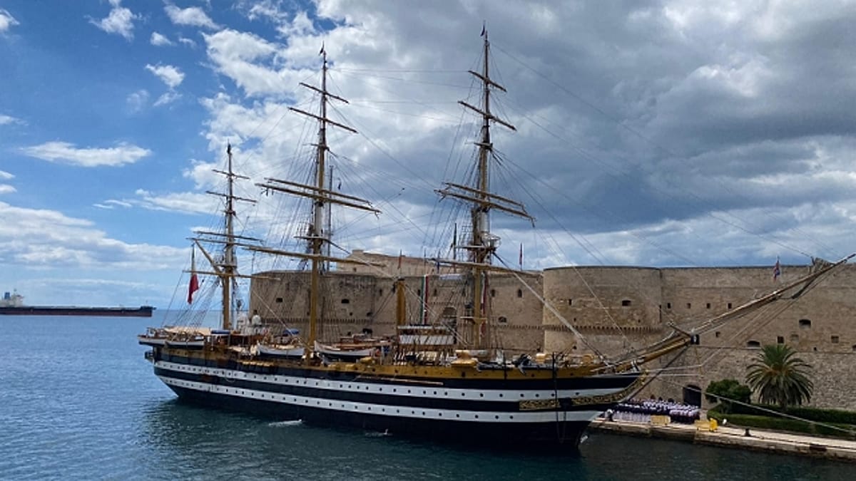 Cadde dal pennone dell'Amerigo Vespucci e morì, 4 condanne | Euronews
