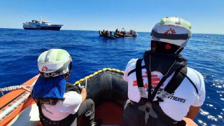 Soccorsi su una barca al largo della Libia, anche 8 bambini