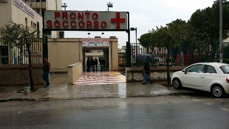 A Palermo, la vittima portata al pronto soccorso dai parenti
