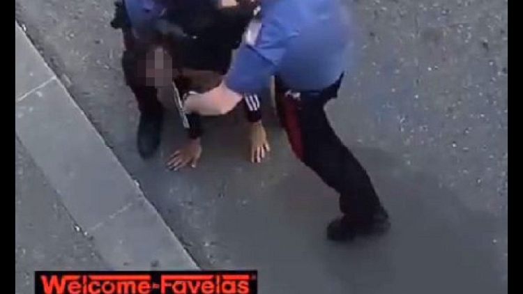 Giovane bloccato in strada dopo una rapina, video è virale
