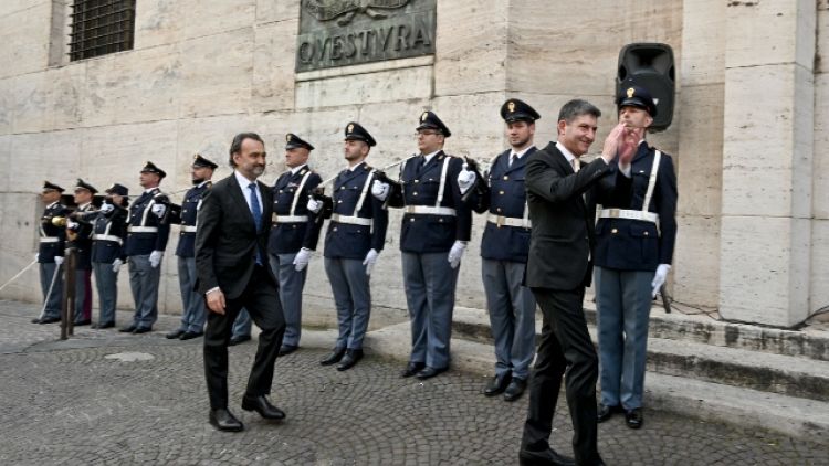 Vittorio Pisani, emozionatissimo, lancia baci ai poliziotti