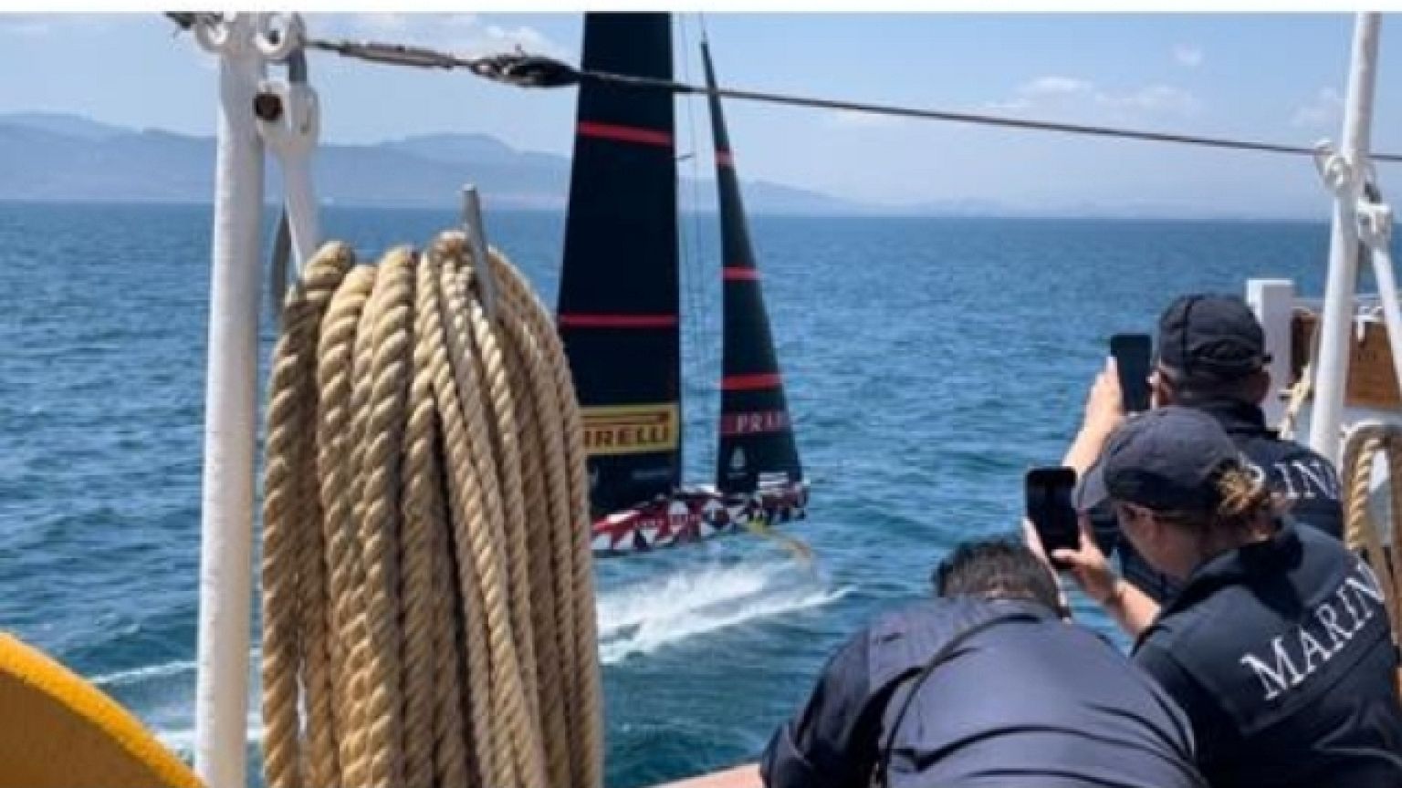 Velisti del team di Coppa America a bordo dello storico veliero