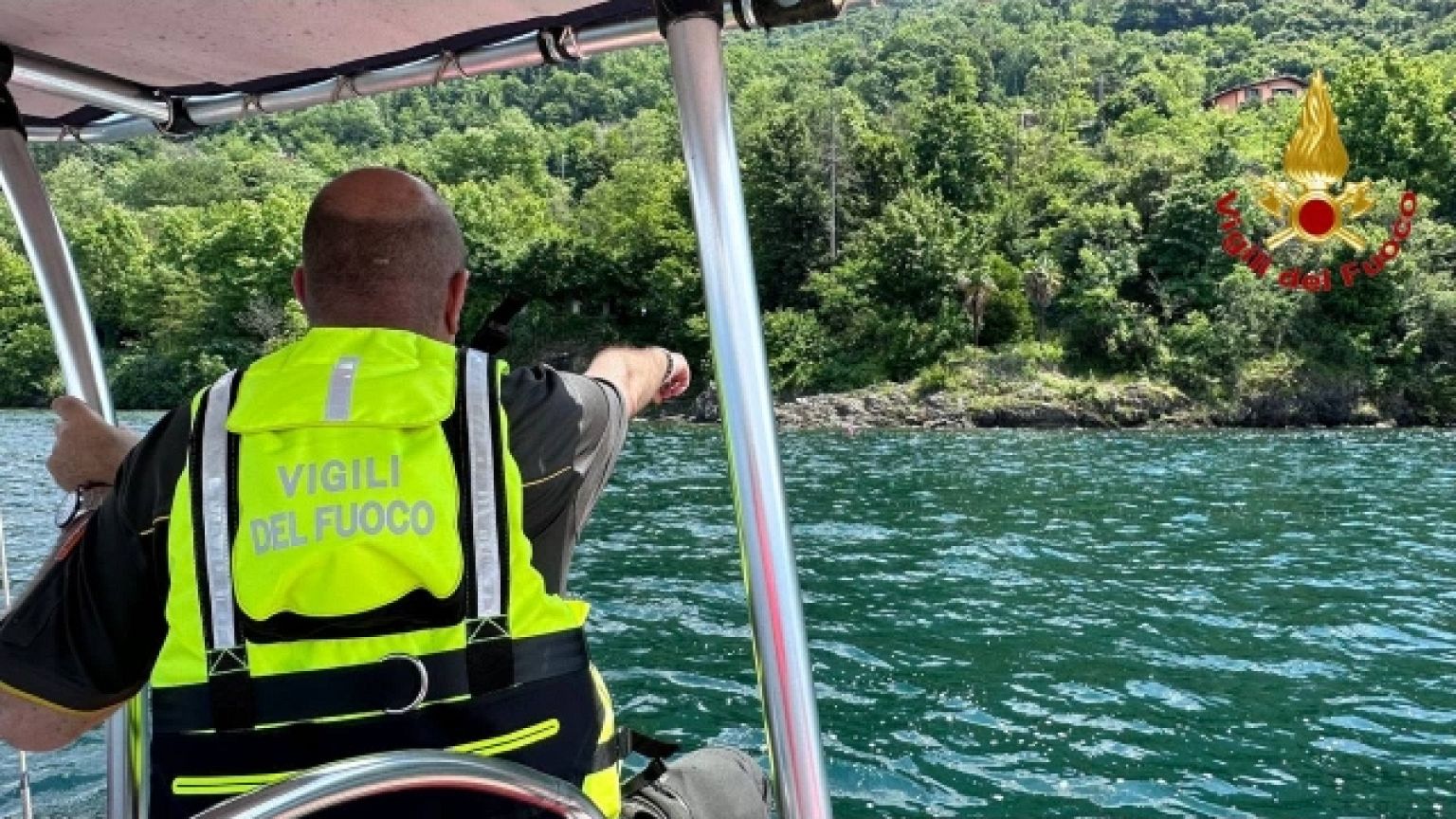 Segnatato da due sub. Vigili del fuoco al lavoro per il recupero