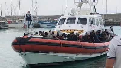Soccorsi dalla Guardia costiera a 100 miglia dalla costa Soccorsi dalla Guardia costiera a 100 miglia dalla costa