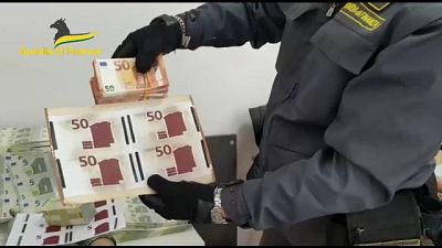Accusati di avere messo in circolazione 5 milioni di euro falsi Accusati di avere messo in circolazione 5 milioni di euro falsi