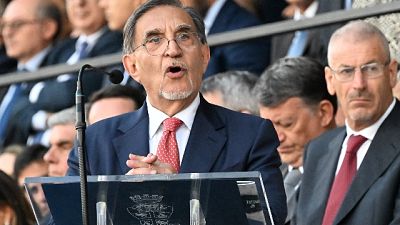 La Francia si fa bella a parole, ma poi respinge con i militari