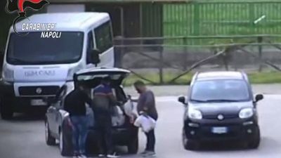 Scoperti Kalashnikov e altre armi del clan interrati Scoperti Kalashnikov e altre armi del clan interrati