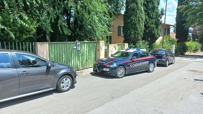 Sopralluoghi dei carabinieri. Figlia ricoverata in stato di choc
