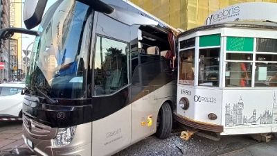 A bordo coreani, avrebbe tagliato la strada a mezzo pubblico A bordo coreani, avrebbe tagliato la strada a mezzo pubblico