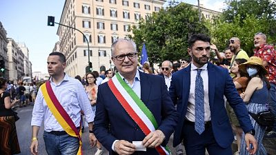 Gualtieri trascrive gli atti di nascita, FdI va dal prefetto Gualtieri trascrive gli atti di nascita, FdI va dal prefetto