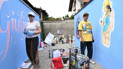 Artisti all'opera nel punto dove è stato trovato il corpo Artisti all'opera nel punto dove è stato trovato il corpo