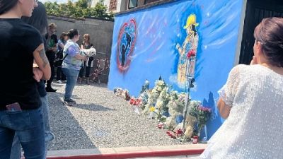 Veglia improvvisata, in tanti con fiori e bigliettini Veglia improvvisata, in tanti con fiori e bigliettini