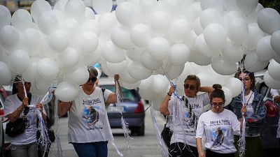 Applausi e palloncini bianchi, il dolore dei genitori Applausi e palloncini bianchi, il dolore dei genitori