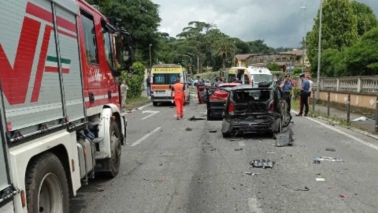 Due in modo grave ma non in pericolo di vita. Sei auto coinvolte